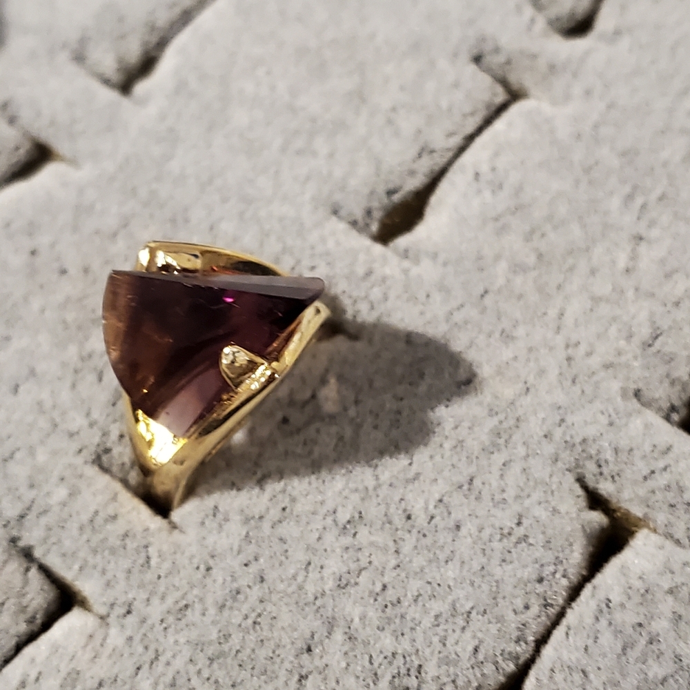 Beautiful gold tone ring with purple stone. Sz 5